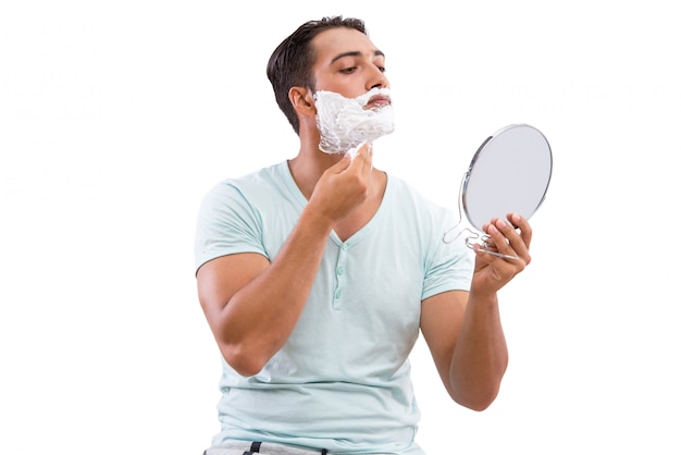 El afeitar hermoso del hombre aislado en blanco