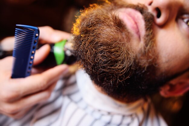 Afeitarse la barba en la barbería