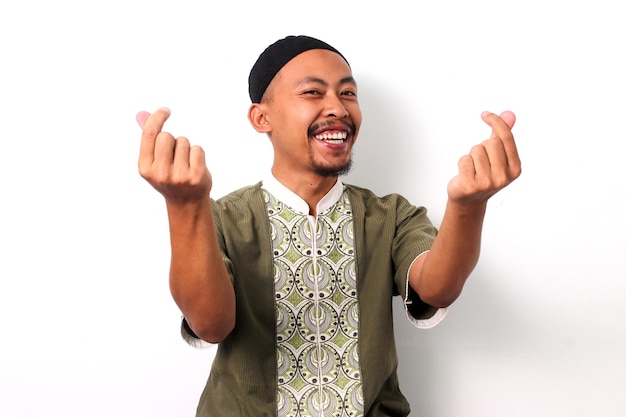 Afetuoso homem muçulmano indonésio Mini gesto do coração