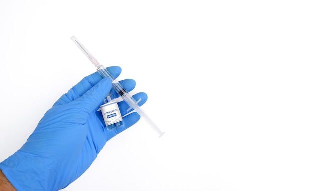 Affenpocken- und Pockenvirus-Impfstoffflasche MPXV und Spritze in der Hand eines medizinischen Personals