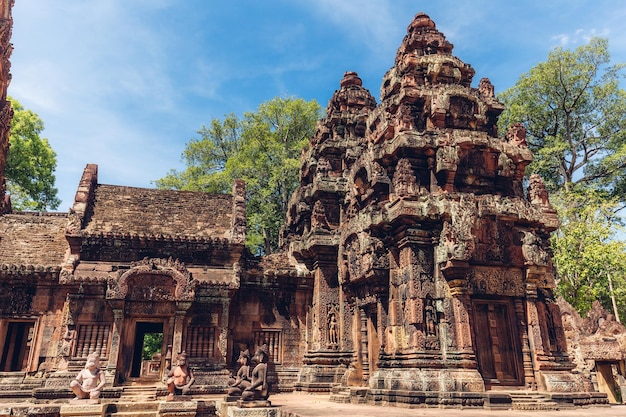 Affenstatuen an der Tür des Banteay Srei Tempels in Angkor Wat