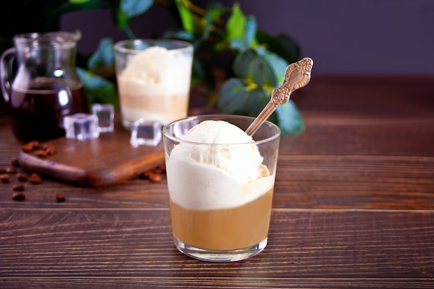 Foto affogato café com sorvete em um copo sobre a mesa de madeira.