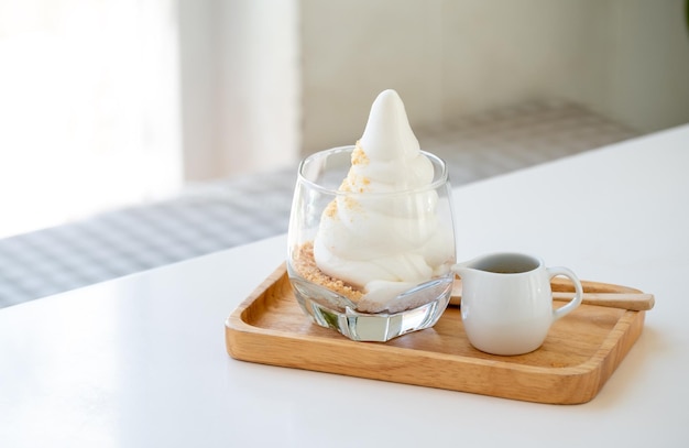 Affogato Espresso en un disco de madera en la mesa blanca cerca de las ventanas en la cafetería espacio para copiar café helado