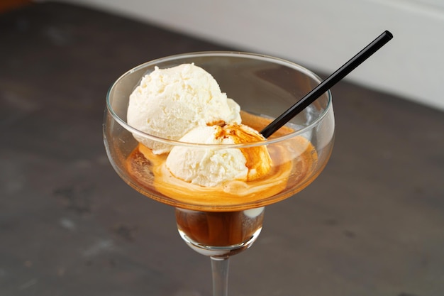 Affogato Kaffee mit Eis im Glas serviert