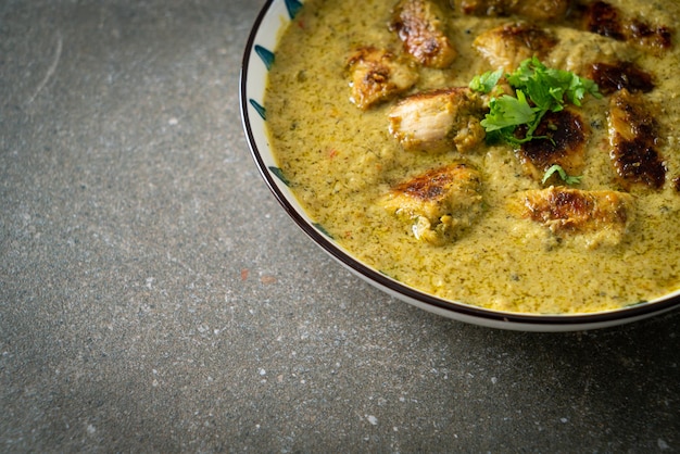 Afghanisches Hähnchen in grünem Curry oder Hariyali-Tikka-Hähnchen-Hara-Masala