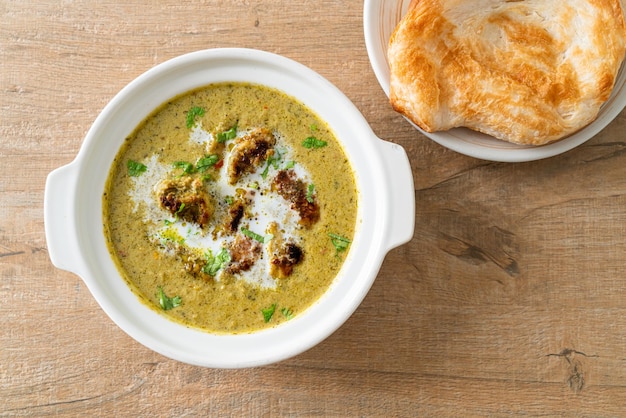 Afghanisches Hähnchen in grünem Masala-Curry oder Hariyali-Tikka-Hähnchen-Hara-Masala mit Roti- oder Naan-Brot