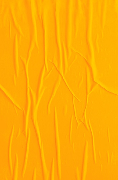 Afiche abstracto con textura de papel húmedo arrugado sobre un fondo amarillo o naranja