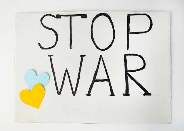 Afiche con la inscripción Detener la guerra con los símbolos de Ucrania El llamado a detener la guerra