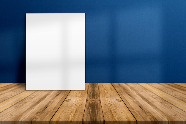 Afiche de papel blanco en blanco sobre suelo de madera y pared de hormigón, maqueta de plantilla