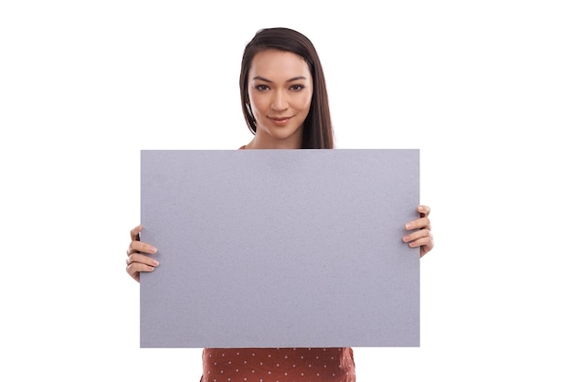 Foto afiche de retrato y maqueta con una mujer en el estudio aislada en un fondo blanco para publicidad o marketing marca de billboard y colocación de productos con espacio negro para noticias o un anuncio