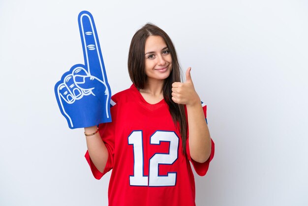 Aficionado al deporte Mujer ucraniana aislada de fondo blanco con los pulgares hacia arriba porque algo bueno ha sucedido