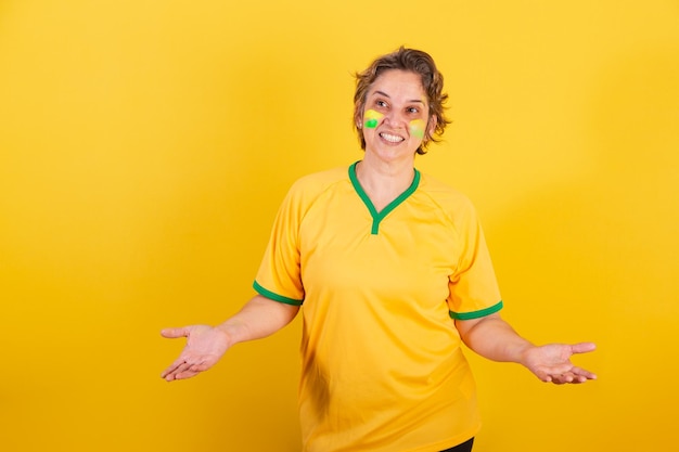 Aficionado al fútbol adulto mujer adulta de Brasil con los brazos abiertos bienvenidos