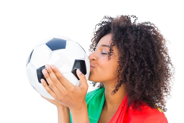 Aficionado al fútbol bonito con la bola que besa de la bandera de Portugal