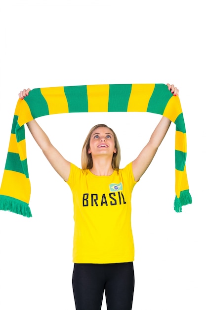 Foto aficionado al fútbol emocionado en camiseta de brasil