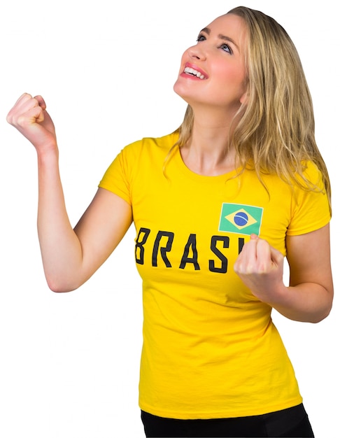 Aficionado al fútbol emocionado en camiseta de brasil