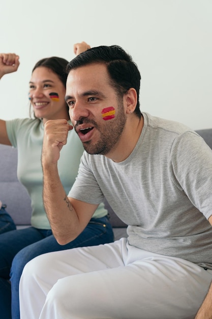 Aficionado al fútbol español con una bandera animando a su equipo de fútbol