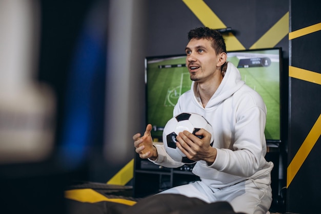 Foto aficionado al fútbol hombre viendo el partido en un televisor