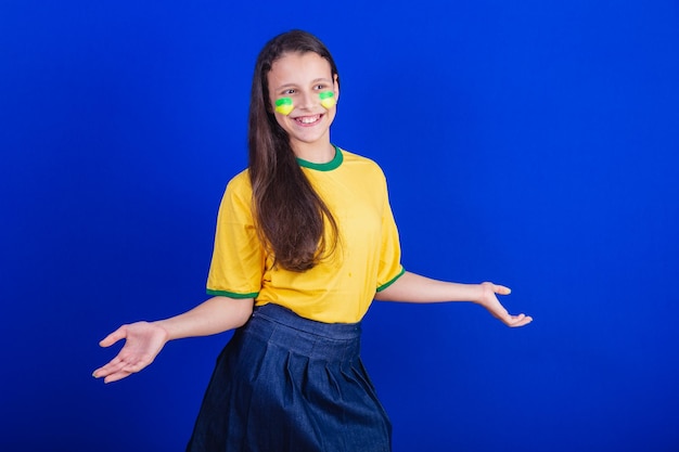 Aficionado al fútbol joven de Brasil brazos abiertos bienvenida