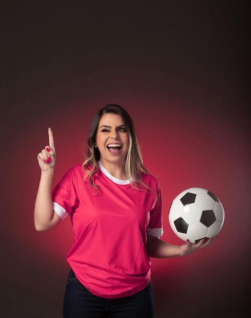 Aficionado al fútbol de Qatar animando a su club y equipo favorito de la copa mundial de fondo morado