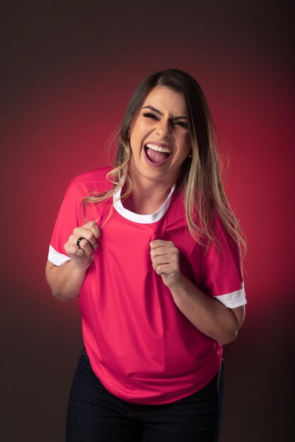 Aficionado al fútbol de Qatar animando a su club y equipo favorito de la copa mundial de fondo morado