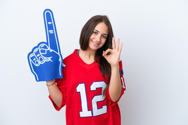 Aficionado a los deportes mujer ucraniana aislada sobre fondo blanco que muestra el signo ok con los dedos