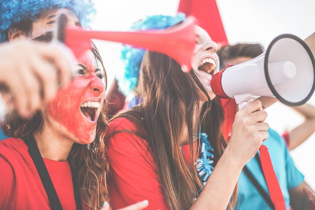 Foto los aficionados al fútbol alegres aplaudiendo