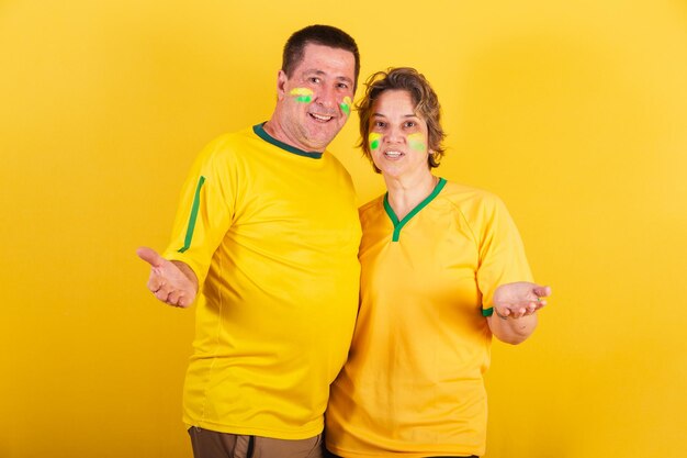 Aficionados al fútbol de parejas adultas de Brasil con los brazos abiertos bienvenidos