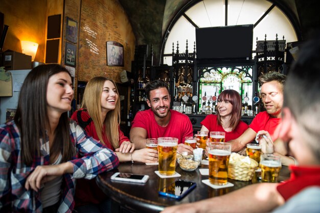 Aficionados al fútbol en un pub