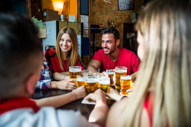 Aficionados al fútbol en un pub