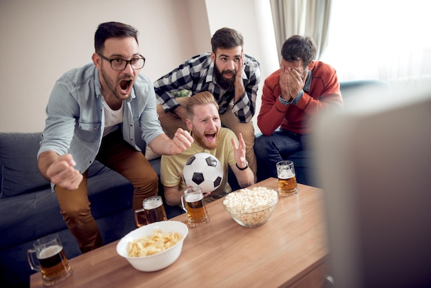 Aficionados al fútbol viendo el partido