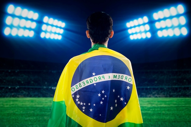 Foto los aficionados brasileños mirando el campo de fútbol