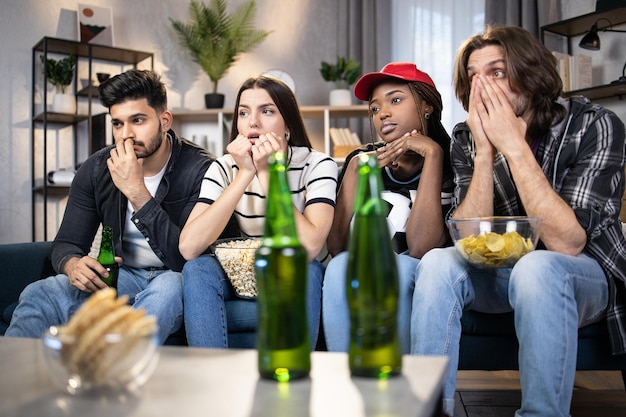 Aficionados sintiéndose decepcionados mientras su equipo de fútbol perdía