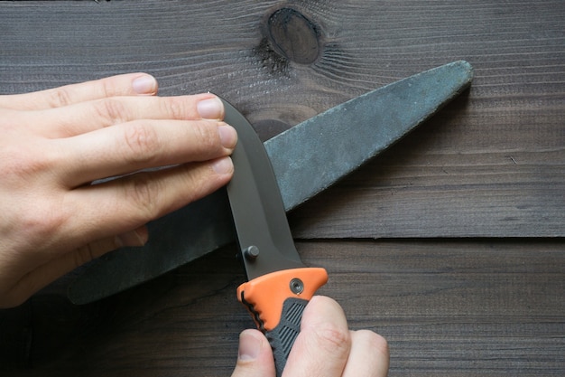 Afilado de un cuchillo de supervivencia en una piedra