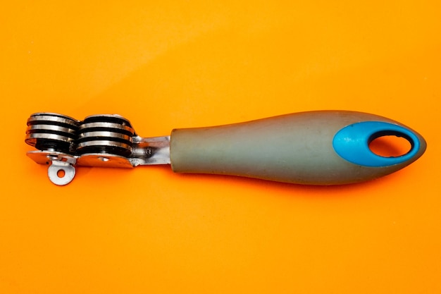 Afilador de cuchillos económico aislado en un fondo naranja