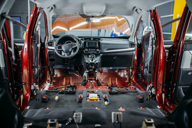 Afinação profunda do carro, close up do interior do veículo desmontado, ninguém. detalhamento de automóveis. automóvel na garagem, sem marca