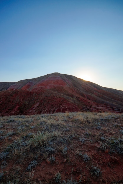Afloramentos de arenito vermelho nas encostas da montanha sagrada Big Bogdo na estepe do Cáspio