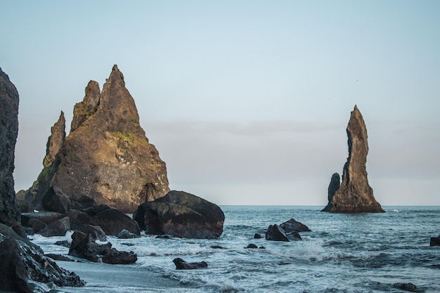 Foto un afloramiento rocoso con el mar de fondo