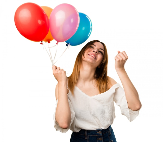 Afortunada hermosa joven sosteniendo un globo