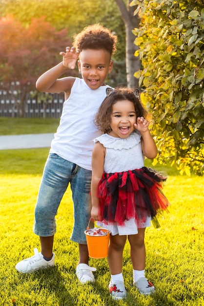 African American Boy Girl gekleidet als Hexe und Katzenohren Zauberer für Halloween Süßes oder Saures