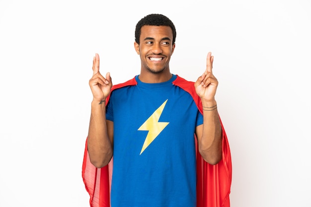 African American Super Hero Mann über isoliertem weißem Hintergrund mit gekreuzten Fingern