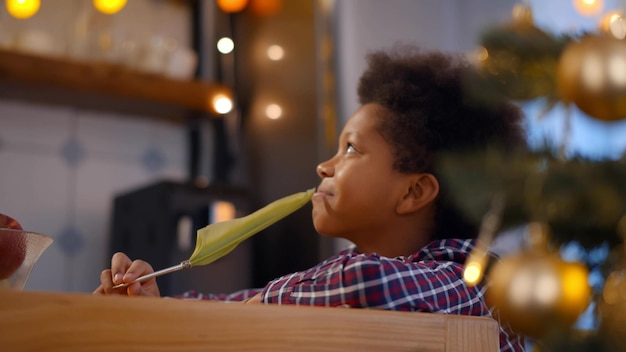 AfricanAmericanAmericanniño americano escribiendo una carta a santa en la víspera de navidad