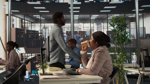 Africano-americano empleado de negocios cansado trabajando duro para cumplir con los objetivos de la compañía