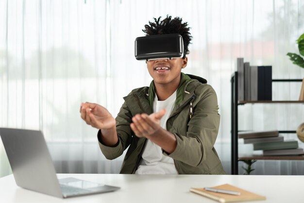Africano americano mirando a través de la realidad virtual con datos interesantes meta Contrivance