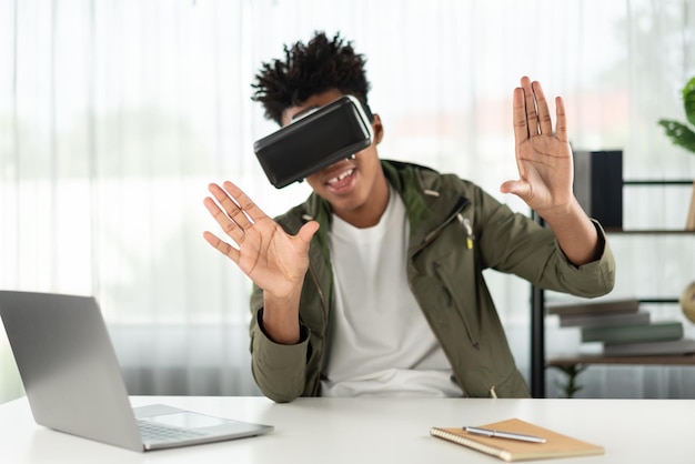 Africano americano mirando a través de VR apuntando zoom para los datos en línea Contrivance