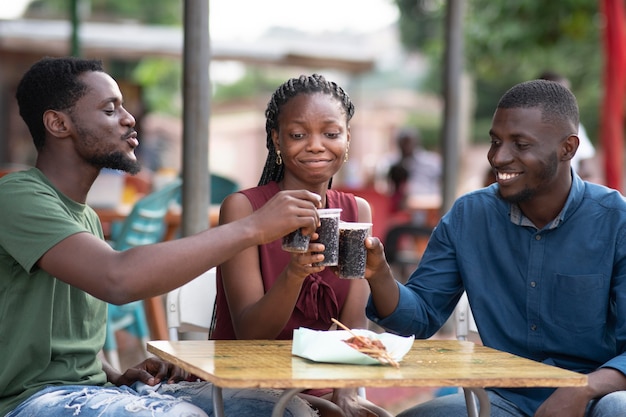 Foto africano comendo comida de rua