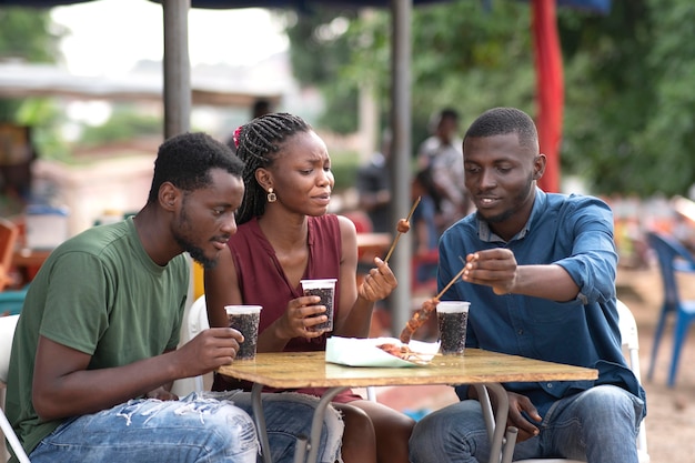 Foto africano comendo comida de rua