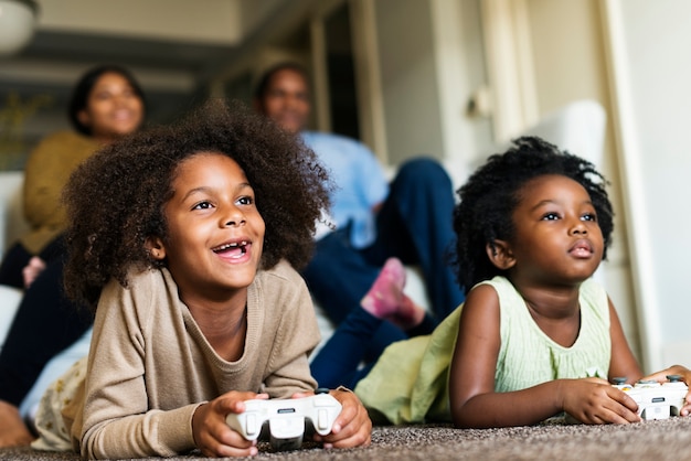 Africano crianças jogando videogame