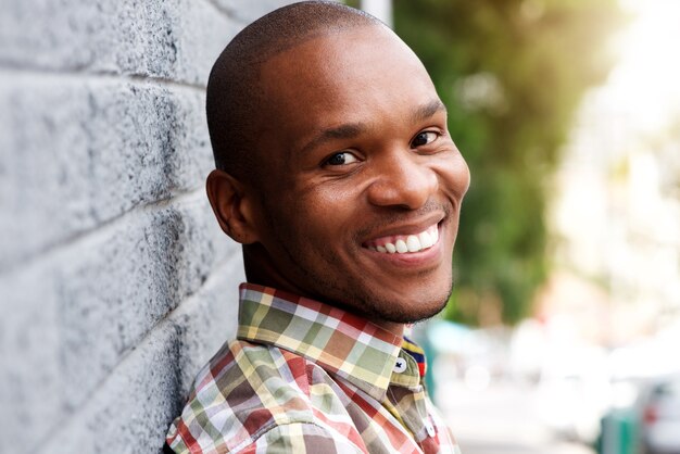 Africano jovem bonito sorrindo