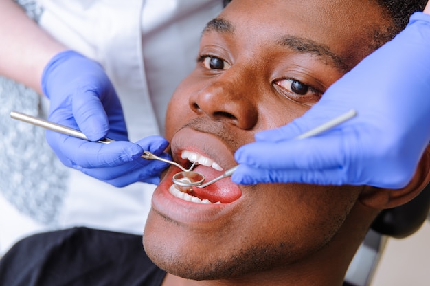 Africano, macho, paciente, obtendo, tratamento dental, em, dental, clínica