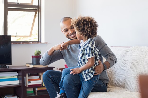 Africano pai e filho brincando